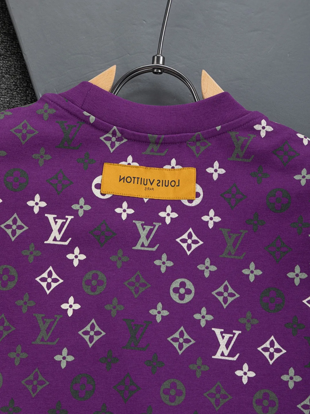 🅿️200 Louis Vuitton 1V LV lv slightly wide version S-XL LV 26ss new products are available at the counter simultaneously. Multiple craftsmanship. Chest patch letters 🪡 embroidery. Back patch letters four-leaf clover 🍀🪡 embroidery. Round neck short-sleeved T-shirt, same style for men and women! Consigned to one-to-one creation. Synchronized with the official website, pure cotton fabrics at the counter! It is close to the skin and comfortable, durable and easy to wear. It has a classic and simple logo design and meticulous original craftsmanship. Short-sleeves, a must-have item for men, do not appear to be the same for the general public, but must be unique and eye-catching. This LV short-sleeve is all about quality, comfort, the same shape and fashion as always, including fabrics and cutting techniques. All of them have been made with great effort! 320 grams of washed pure cotton fabric, pure cotton is breathable, very refreshing and comfortable for daily wear. The rib knitting on the neckline is smooth and tight, and the neckline will not be skewed if you toss it at will. The loose version, you will find that it looks really good on the upper body. The overall is minimalist and neat, super versatile for daily use! Pair it casually with a pair of pants for a youthful look. A T-shirt will make your outfit crazy. It is a fashionable item that can never go wrong! Color: Green Blue Purple Size: S-XL Size chart: S: Shoulder width 50-Bust 56-Length 70 M: Shoulder width 52-Bust 57-Length 72 L: Shoulder width 54-Bust 59-Length 74 XL: Shoulder width 56-Bust 62-Length 76